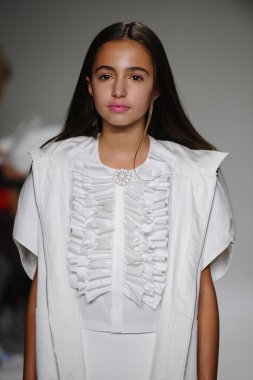 Coco Rohatyn pist Bonnie Young önizleme sırasında yürür.