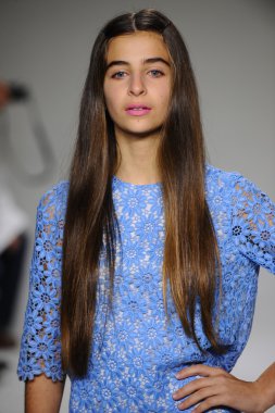 Celia Babini pist Bonnie Young önizleme sırasında yürür.