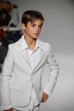 Brando yaratık pist Bonnie Young önizleme sırasında yürür.