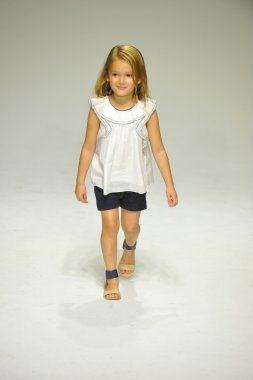 Chloe önizleme petite geçit töreni çocuklar moda haftası