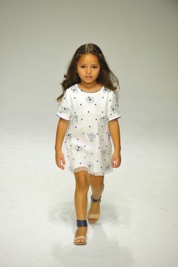 Chloe önizleme petite geçit töreni çocuklar moda haftası