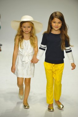 Chloe önizleme petite geçit töreni çocuklar moda haftası