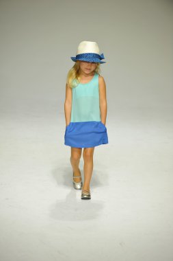 Chloe önizleme petite geçit töreni çocuklar moda haftası