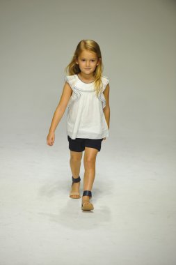 Chloe önizleme petite geçit töreni çocuklar moda haftası