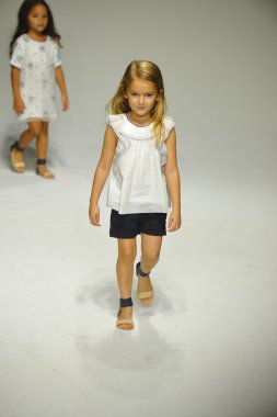 Chloe önizleme petite geçit töreni çocuklar moda haftası