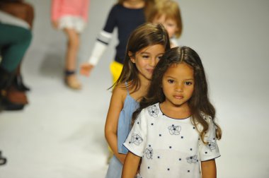 Chloe önizleme petite geçit töreni çocuklar moda haftası