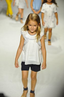 Chloe önizleme petite geçit töreni çocuklar moda haftası