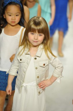 Chloe önizleme petite geçit töreni çocuklar moda haftası