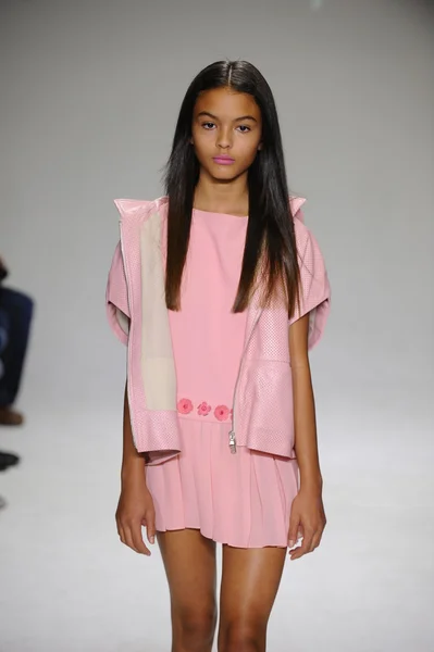 Bonnie Young preview no petite PARADE Kids Fashion Week — Fotografia de Stock