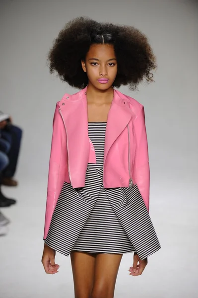 Bonnie Young preview bij petite Parade Kids Fashion Week — Stockfoto