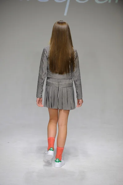Bonnie Young preview no petite PARADE Kids Fashion Week — Fotografia de Stock