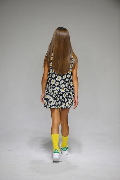 Bonnie young preview bei petite parade kids fashion week — Stockfoto