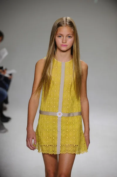 Bonnie Young in anteprima alla petite PARADE Kids Fashion Week — Foto Stock