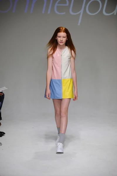 Bonnie Young Podgląd na drobna parada Kids Fashion Week — Zdjęcie stockowe