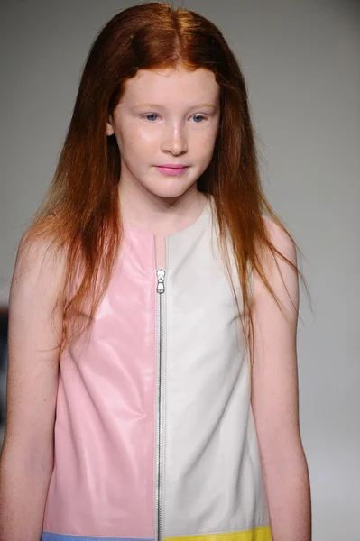 Bonnie Young in anteprima alla petite PARADE Kids Fashion Week — Foto Stock
