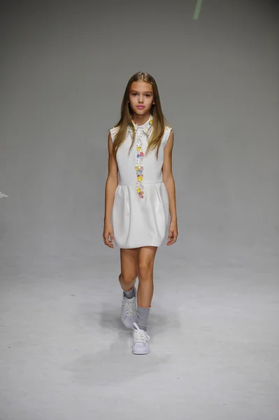 Bonnie Young vista previa en petite PARADE Kids Fashion Week —  Fotos de Stock