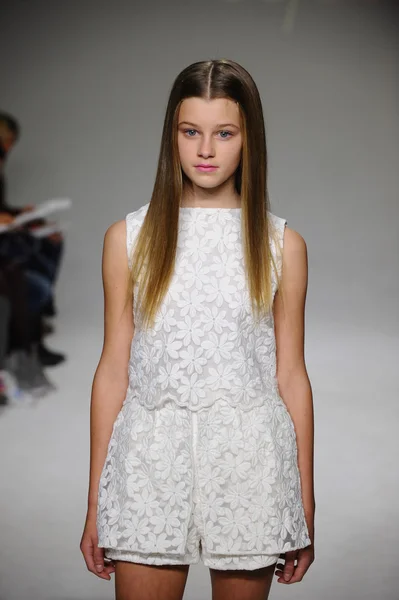 Bonnie Young preview at petite PARADE Kids Fashion Week — Stock Photo, Image