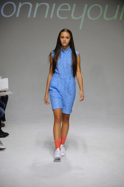 Bonnie Young preview bij petite Parade Kids Fashion Week — Stockfoto