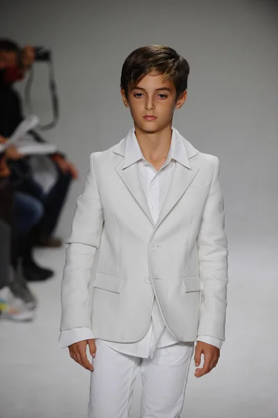 Brando Babini walks the runway during the Bonnie Young preview — Stock Photo, Image