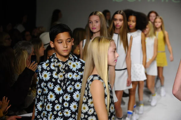 Bonnie Young Podgląd na drobna parada Kids Fashion Week — Zdjęcie stockowe