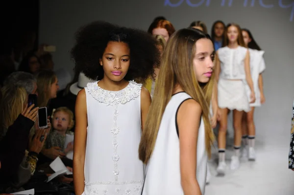 Bonnie Young preview no petite PARADE Kids Fashion Week — Fotografia de Stock