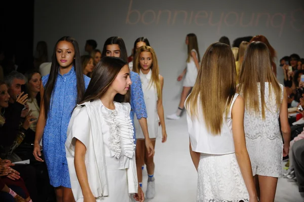 Bonnie young preview bei petite parade kids fashion week — Stockfoto