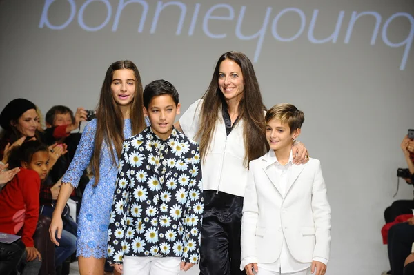 Designer Bonnie Young poses with Celia Babini, Kyah Cahill and Brando Babini — Stock Photo, Image