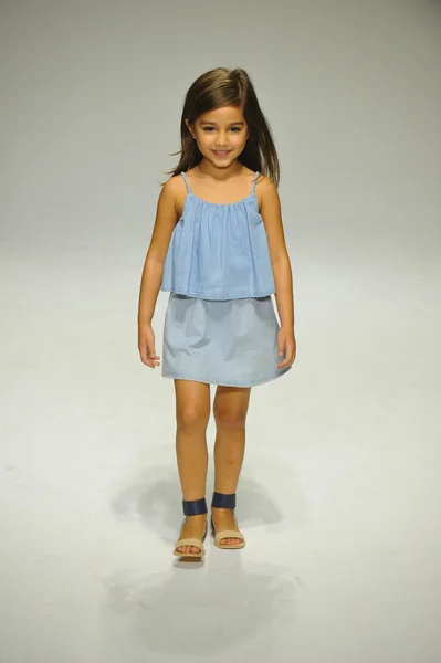 小柄なパレードの子供ファッション ・ ウィークにてクロエ プレビュー — ストック写真