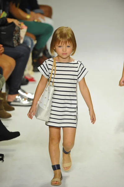 Chloe in anteprima alla petite PARADE Kids Fashion Week — Foto Stock