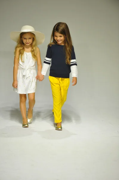 Vista previa de Chloe en petite PARADE Kids Fashion Week — Foto de Stock