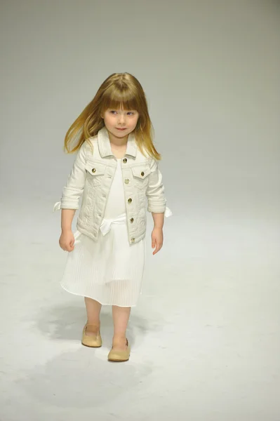 Chloe önizleme petite geçit töreni çocuklar moda haftası — Stok fotoğraf