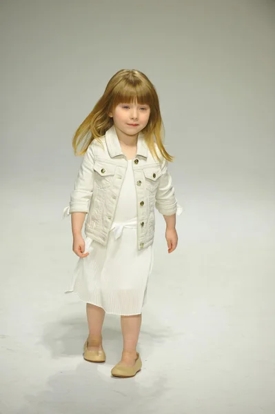 Chloe preview bij petite Parade Kids Fashion Week — Stockfoto