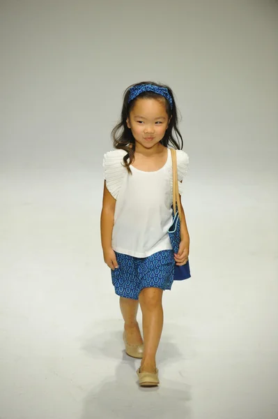 Chloe preview bij petite Parade Kids Fashion Week — Stockfoto