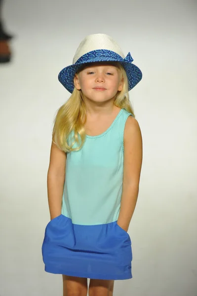 Vista previa de Chloe en petite PARADE Kids Fashion Week — Foto de Stock