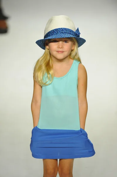 Vista previa de Chloe en petite PARADE Kids Fashion Week — Foto de Stock