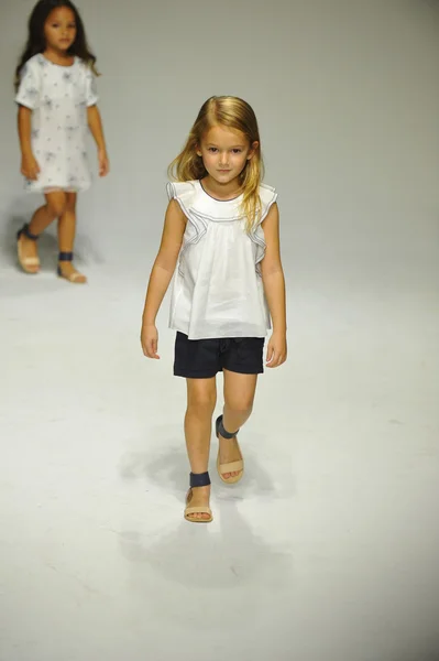 Chloe Podgląd na drobna parada Kids Fashion Week — Zdjęcie stockowe