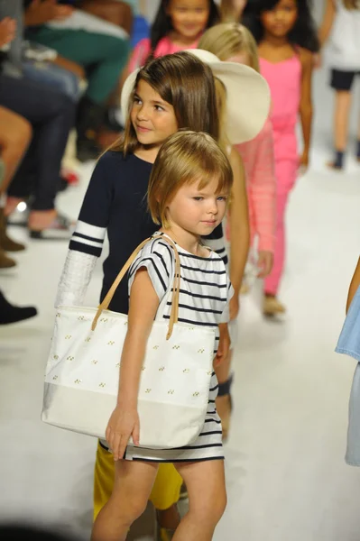 Vista previa de Chloe en petite PARADE Kids Fashion Week — Foto de Stock