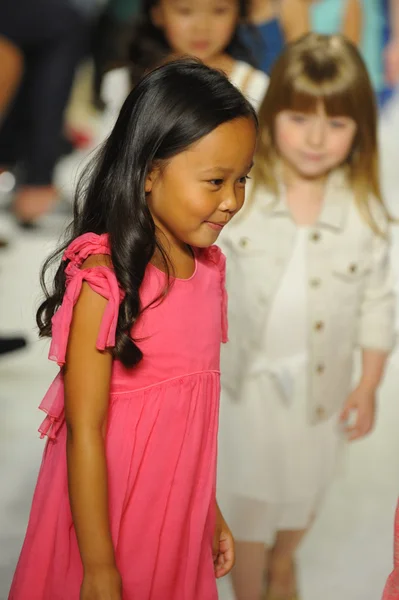 Chloe önizleme petite geçit töreni çocuklar moda haftası — Stok fotoğraf