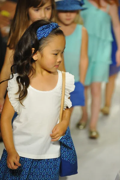 Chloe Preview bei der zierlichen Parade Kids Fashion Week — Stockfoto