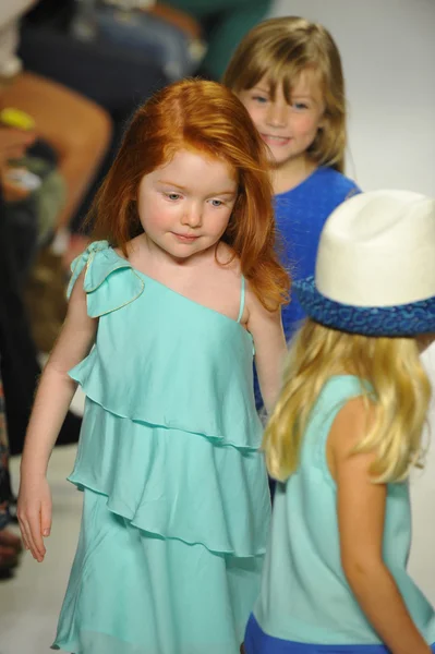 Chloe in anteprima alla petite PARADE Kids Fashion Week — Foto Stock