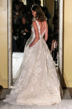 Oleg Cassini sonbahar 2015 gelinlik koleksiyonu