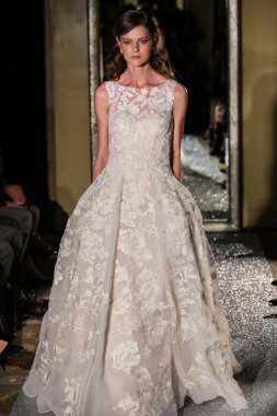 Oleg Cassini sonbahar 2015 gelinlik koleksiyonu