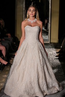 Oleg Cassini sonbahar 2015 gelinlik koleksiyonu