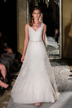 Oleg Cassini sonbahar 2015 gelinlik koleksiyonu