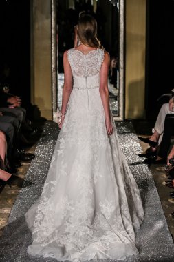 Oleg Cassini sonbahar 2015 gelinlik koleksiyonu