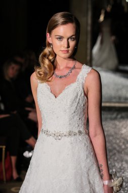 Oleg Cassini sonbahar 2015 gelinlik koleksiyonu