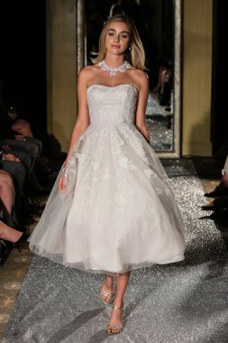 Oleg Cassini sonbahar 2015 gelinlik koleksiyonu