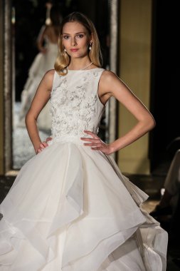 Oleg Cassini sonbahar 2015 gelinlik koleksiyonu