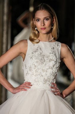 Oleg Cassini sonbahar 2015 gelinlik koleksiyonu