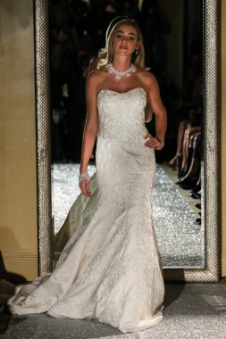 Oleg Cassini sonbahar 2015 gelinlik koleksiyonu